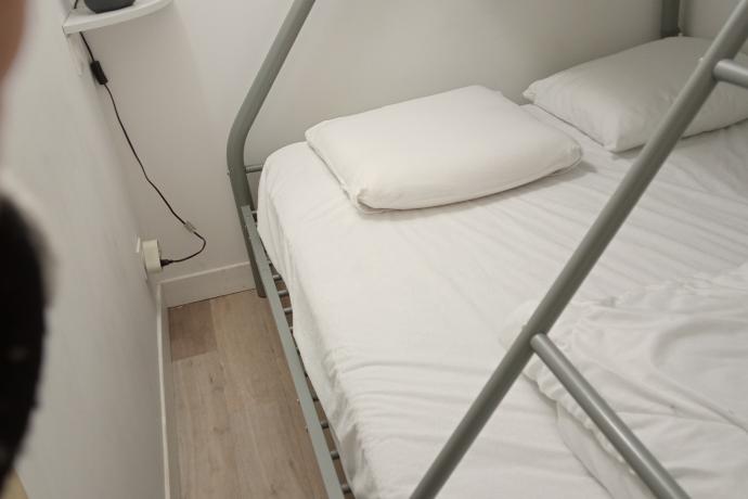 CHAMBRETTE AVEC LIT EN 140 ET PORTE OULISSANTE