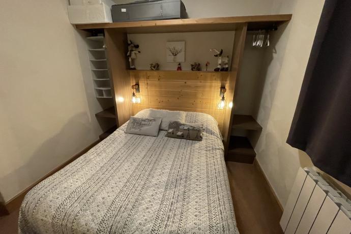 Chambre séparée avec lit 140