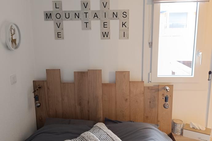 Lit 140cm de la chambre séparée. Tête de lit avec prises + prises USB