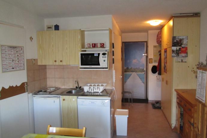 Vue coté entrée et cuisine