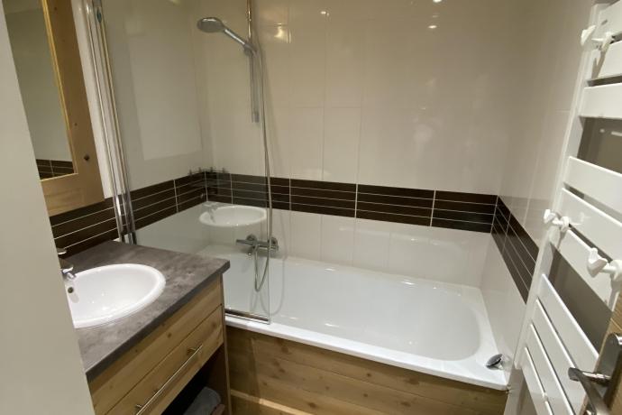Salle de bain avec sèche serviette