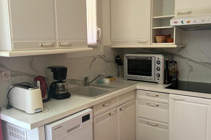 Kitchenette bien équipée avec lave vaisselle 