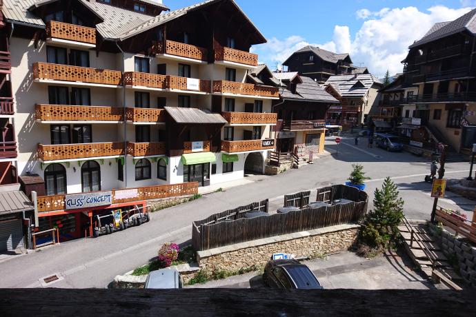 VUE DU BALCON SUR LA PLACETTE ET LE VILLAGE 