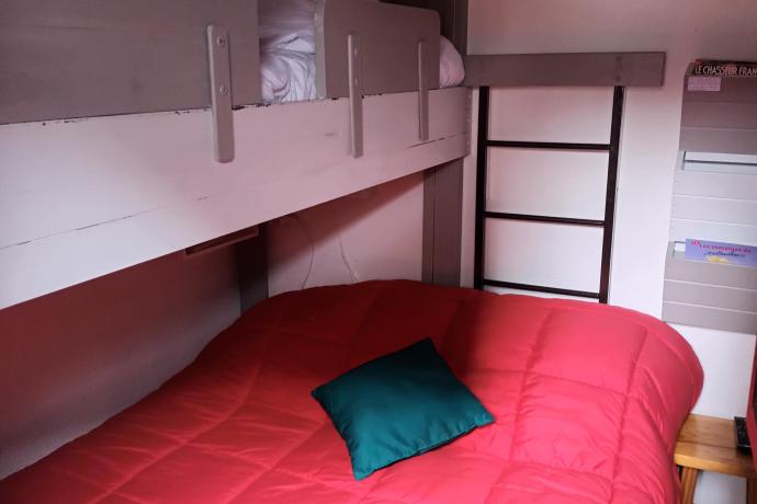 petite chambre lit de 140 plus lit de 80 au dessus