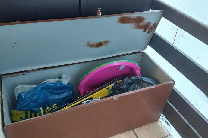 Matériel à disposition. 2 Luges mini ski, 1 paire de ski enfant, 1 paire de chaussure de ski  