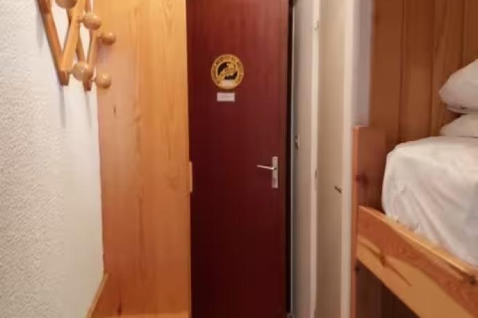 Porte d'entrée, couloir avec lit supperposé