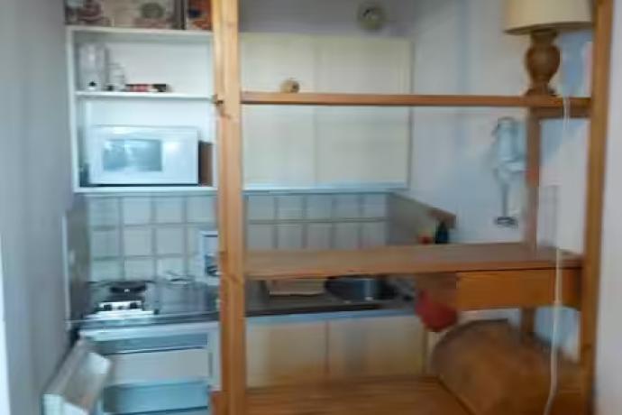 kitchen qui donne sur la salon. Avec tout le necessaire pour cuisinner 