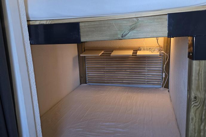 Chambre avec 2 lits, placard et fenêtre 