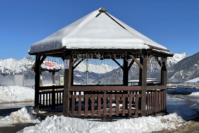 Kiosque à côté de l'immeuble les Airelles B
