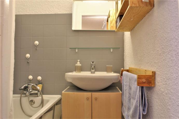 Salle de bains avec baignoire