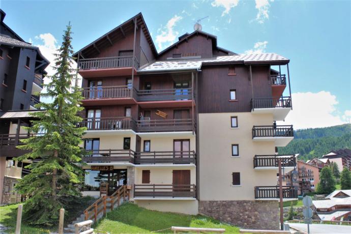 Entrée des Airelles B (côté place kiosque / arrêt de bus)