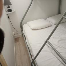 CHAMBRETTE AVEC LIT EN 140 ET PORTE OULISSANTE