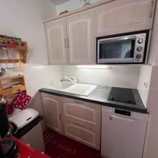 Kitchenette bien équipée avec lave vaisselle 