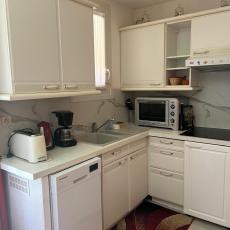 Kitchenette bien équipée avec lave vaisselle 