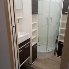 SDB AVEC DOUCHE + EVIER + NOMBREUX RANGEMENTS + SECHE SERVIETTE ELECTRIQUE