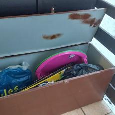 Matériel à disposition. 2 Luges mini ski, 1 paire de ski enfant, 1 paire de chaussure de ski  