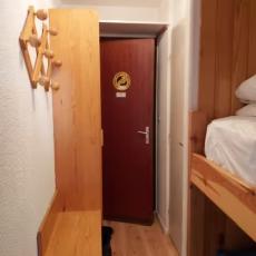 Porte d'entrée, couloir avec lit supperposé