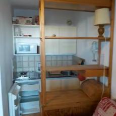 kitchen qui donne sur la salon. Avec tout le necessaire pour cuisinner 