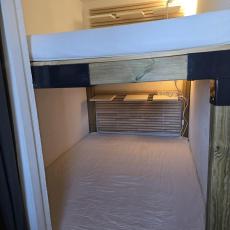 Chambre avec 2 lits, placard et fenêtre 