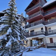 Entrée Airelles B côté place du kiosque et de l'arrivée des bus