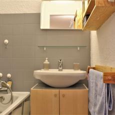 Salle de bains avec baignoire