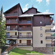 Entrée des Airelles B (côté place kiosque / arrêt de bus)