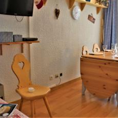 Vue intérieure de la pièce de vie avec la table pliante