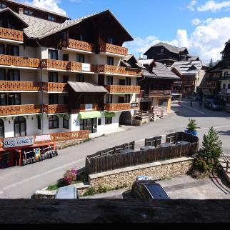 VUE DU BALCON SUR LA PLACETTE ET LE VILLAGE 