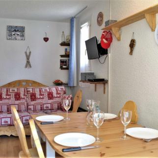 Vue intérieure appartement table et canapé